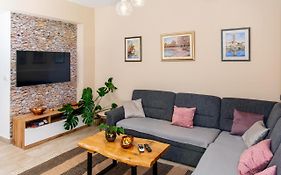 Calypso - Newly Equiped, With Separate Entrance And Parking